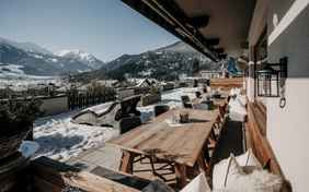 Bei strahlendem Sonnenschein draußen auf der Terrasse. 